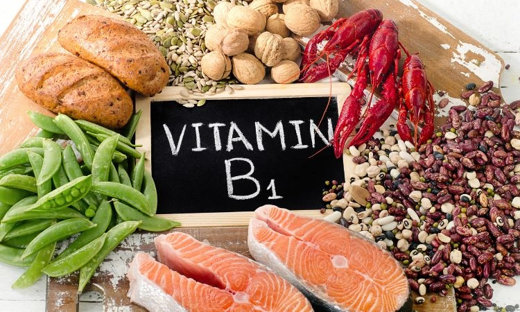 Có thể tìm thấy vitamin B1 trong đồ ăn hàng ngày như cá, thịt, các loại hạt….